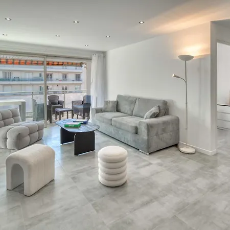 A C 2bdr 6p Flat Just Two Minutes From The Beach! * Αντίμπ