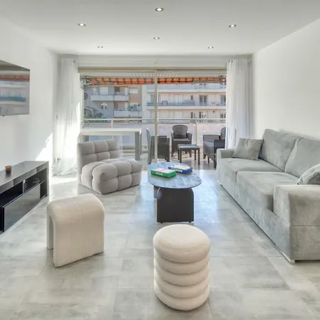 A C 2bdr 6p Flat Just Two Minutes From The Beach! Apartment *