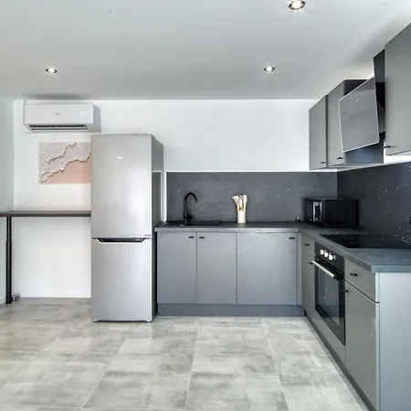 Apartment A C 2bdr 6p Flat Just Two Minutes From The Beach!