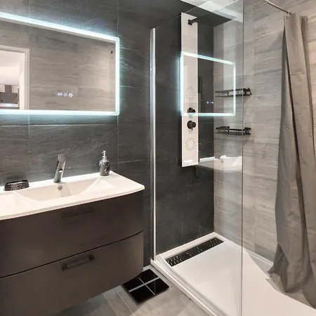 A C 2bdr 6p Flat Just Two Minutes From The Beach! アパート