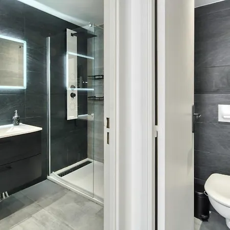 A C 2bdr 6p Flat Just Two Minutes From The Beach! * أنتيب