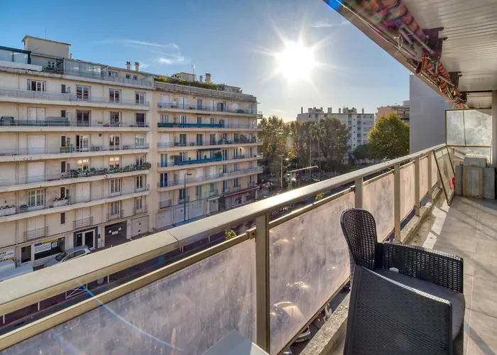 A C 2bdr 6p Flat Just Two Minutes From The Beach! Apartment Antibes