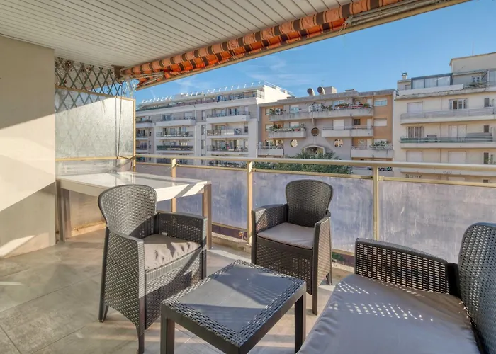 A C 2bdr 6p Flat Just Two Minutes From The Beach! Antibes